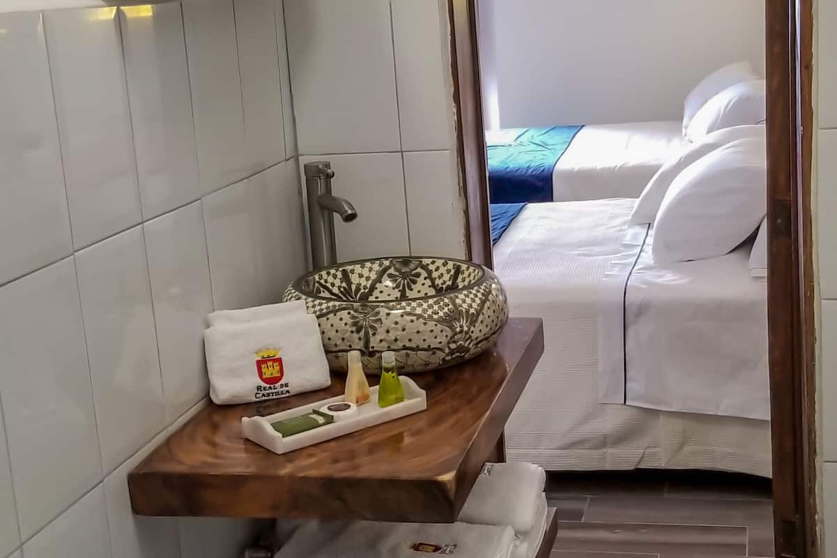 family studio suite | bathroom | shower, free toiletries, towels