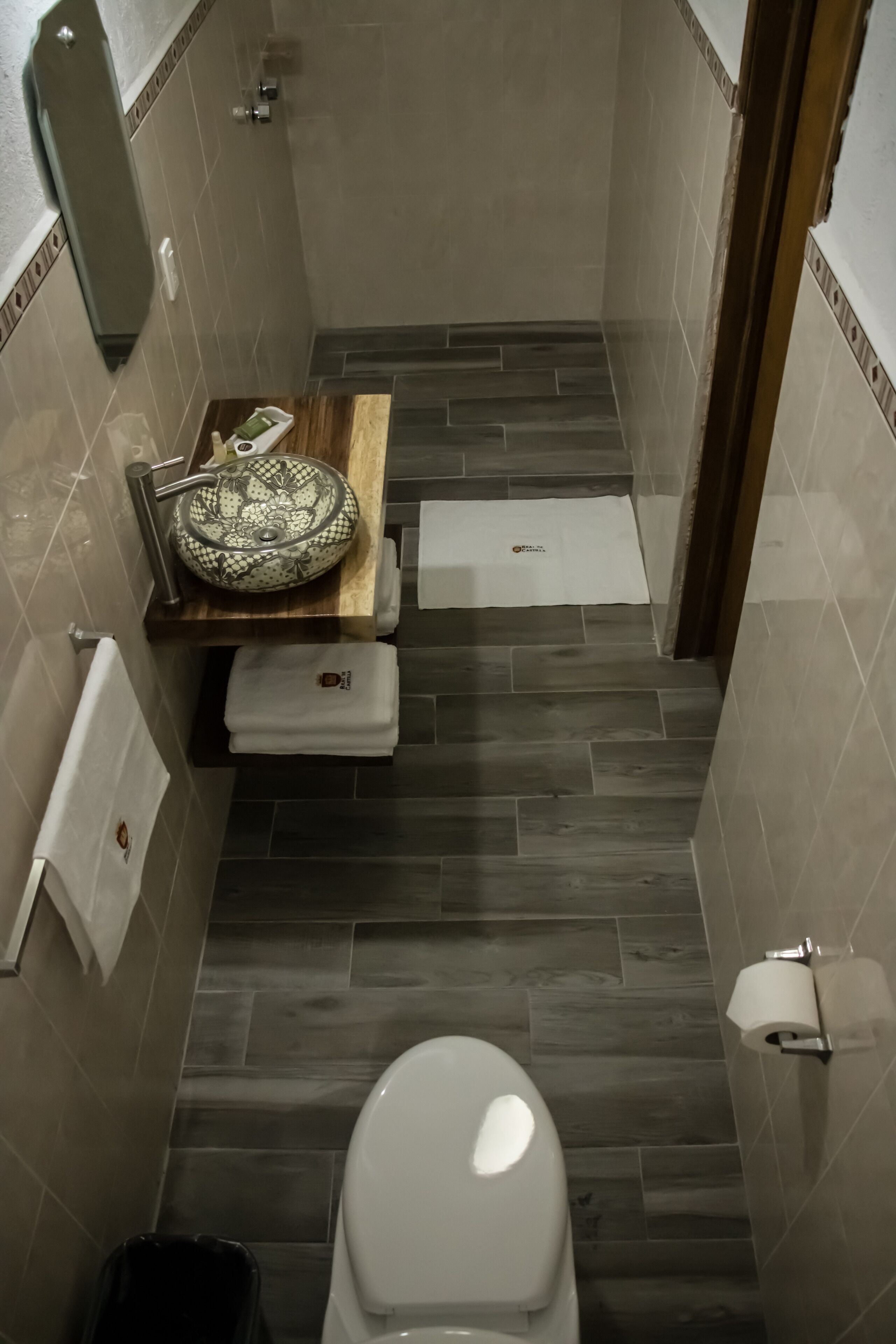 standard room, 1 king bed | bathroom | shower, free toiletries, towels