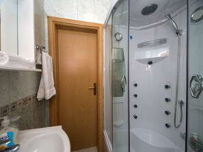 Casa Confort | Baño | Regadera, amenidades de baño gratuitas, secadora de cabello, toallas 