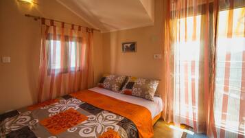 Nhà tiện nghi đơn giản | 2 phòng ngủ, bàn, khu vực làm việc phù hợp cho laptop, màn/rèm cản sáng