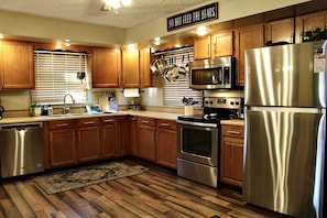 Kjøleskap, mikrobølgeovn, ovn og kokeplater