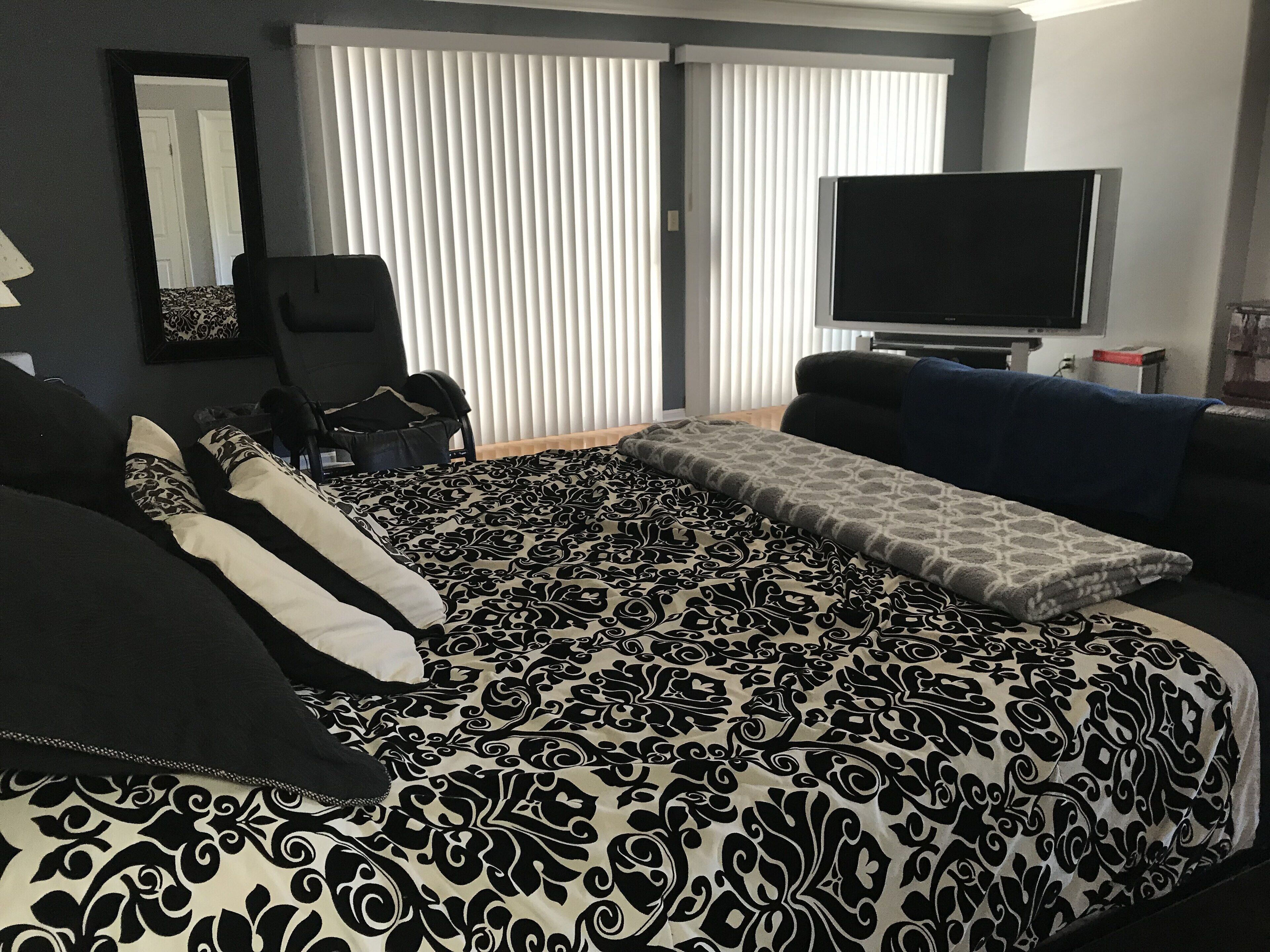 5 habitaciones, escritorio y tabla de planchar con plancha 