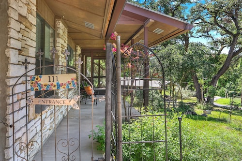 Charming 2 bedroom house in the heart of Downtown Wimberley! Walk to the Square!