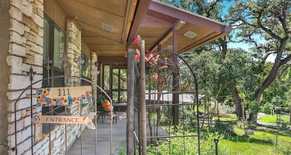 Charming 2 bedroom house in the heart of Downtown Wimberley! Walk to the Square!