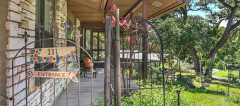 Charming 2 bedroom house in the heart of Downtown Wimberley! Walk to the Square!