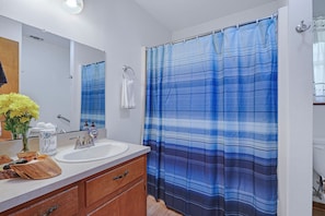 Bathroom 1 has a tub/shower combo. - Charming 2 bedroom house in the heart of Downtown Wimberley! Walk to the Square! (Wimberley)