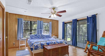 Charming 2 bedroom house in the heart of Downtown Wimberley! Walk to the Square!
