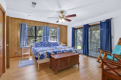 Charming 2 bedroom house in the heart of Downtown Wimberley! Walk to the Square!