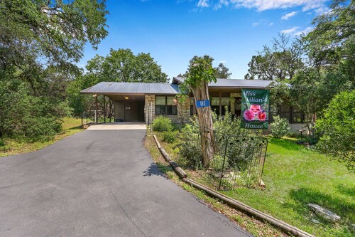 Charming 2 bedroom house in the heart of Downtown Wimberley! Walk to the Square!