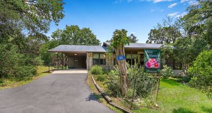 Charming 2 bedroom house in the heart of Downtown Wimberley! Walk to the Square!