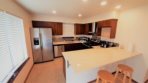 Bedroom C suite in Shared Communal House -OUHSC | 公共廚房 | 電冰箱、微波爐、烤箱、爐台