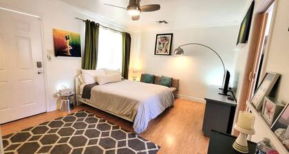 Ar`s Artsy Downtown Bungalow 5