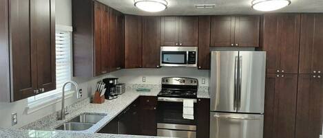 Private Bedroom Suite - Communal House near Integris | Shared kitchen | Fridge, microwave, oven, stovetop