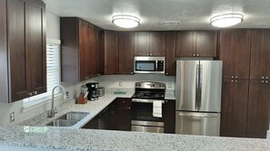 套房 | 公共廚房 | 電冰箱、微波爐、烤箱、爐台