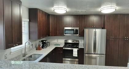 Private Bedroom Suite - Communal House near Integris Private