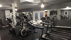 Ett gym med löpband, crosstrainers och styrketräningsutrustning.