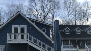 Ett tvåvåningshus med en balkong och en veranda.