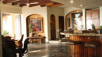 Lemari es besar, oven, pemanggang roti, dan penanak nasi