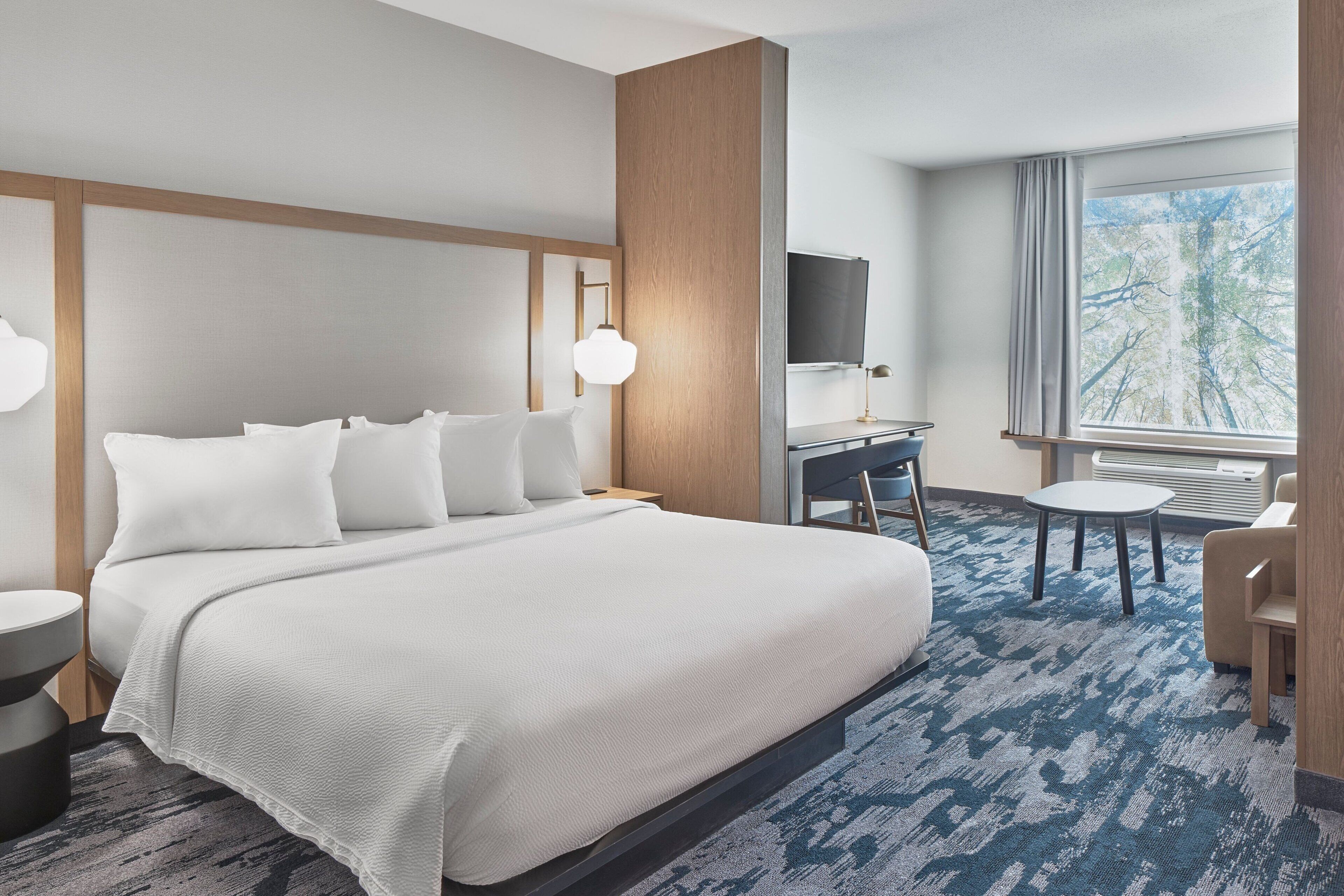 1 bedroom, desk, laptop workspace, soundproofing