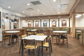 Buffet déjeuner gratuit tous les jours