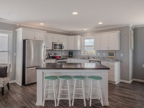 Kjøleskap, mikrobølgeovn, ovn og kokeplater