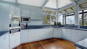 Fridge, microwave, oven, stovetop - SOMETHING FOR EVERYONE (Somers)