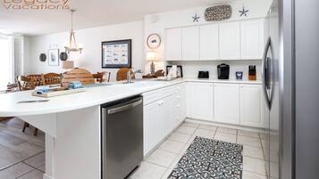 Een koelkast, een microgolfoven, een oven, een kookplaat