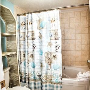 Combined shower/bathtub, towels