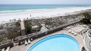 Ein Resort mit Pool, Meerblick und Liegebereich.