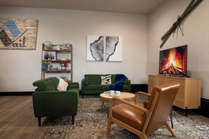 TV, fireplace