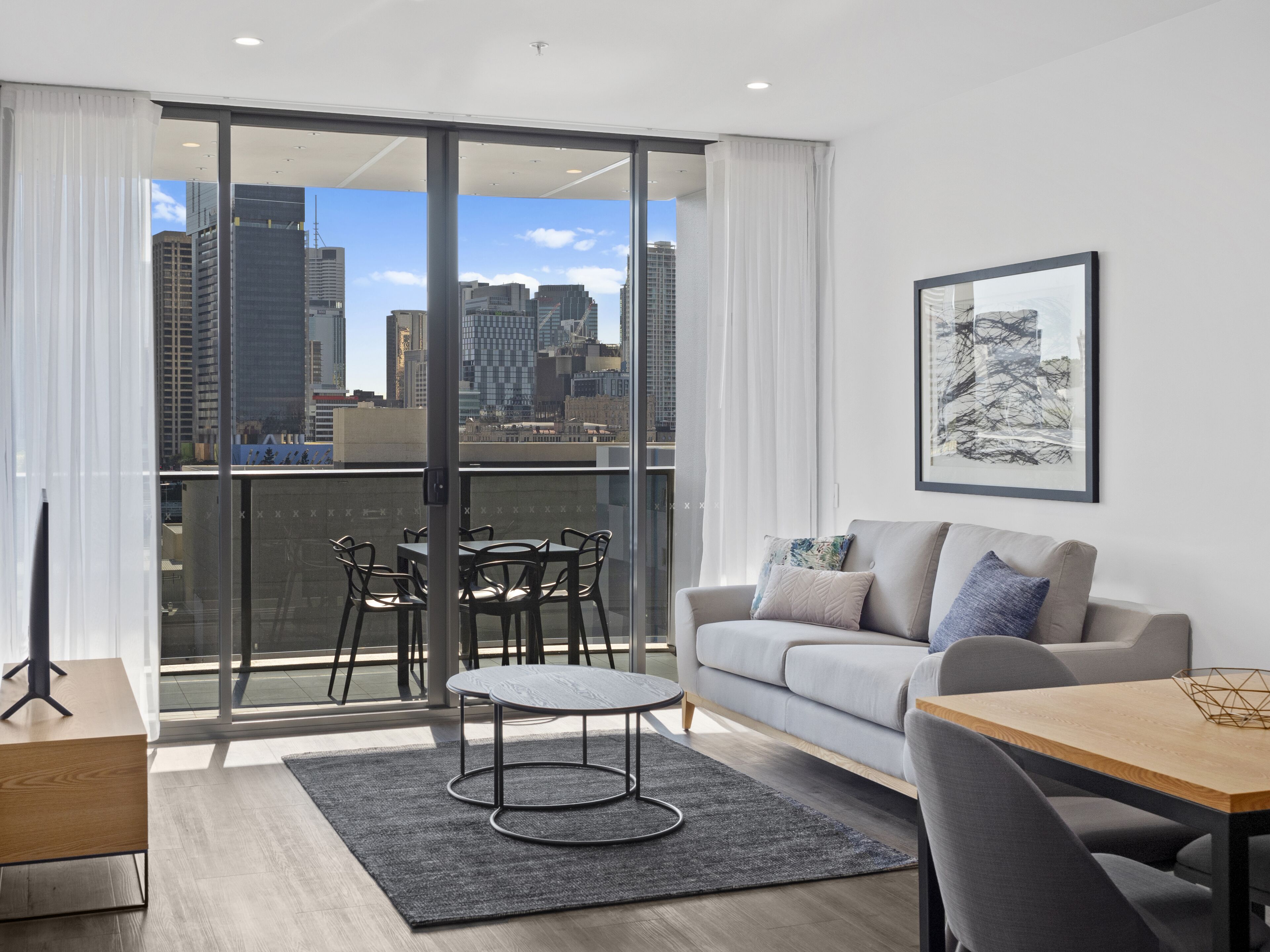 华丽公寓, 2 间卧室 | 起居区 | 43-英寸液晶电视 （配备卫星频道）、电视