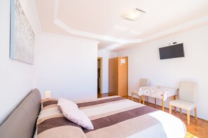 واي فاي مجانًا وملاءات أسرّة