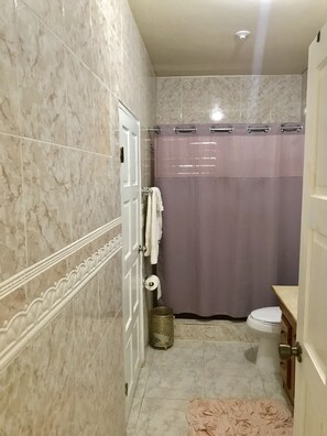 SĂšche-cheveux, serviettes fournies