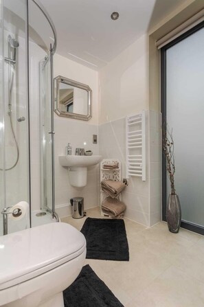 Apartment, 2 Schlafzimmer | Badezimmer | Haartrockner, Handtücher, Seife, Shampoo