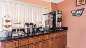 Un coin cuisine équipé d’un espace pour préparer le café, d’un réfrigérateur et d’une enseigne décorée sur le thème des ours.