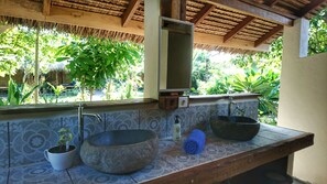 Standard Room | Bathroom sink - Same Same Bungalows Eco Lodge (Kuta)