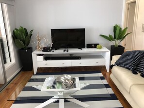 Living room - Island Breeze Oceanfront Villa (Savusavu)