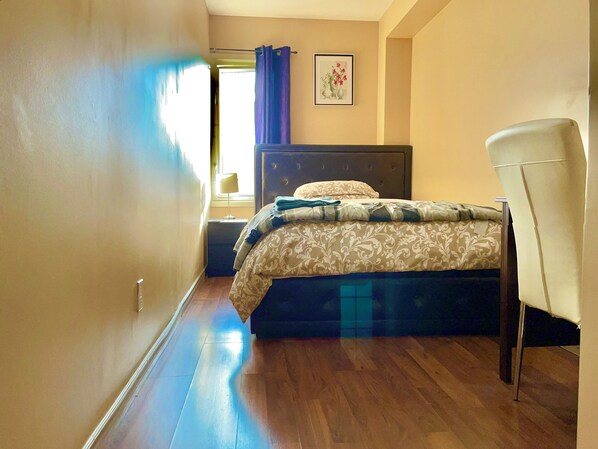 Comfort Double Room Single Use | Egyptian cotton sheets, premium bedding, down comforters, pillowtop beds - Room around York University Subway (Toronto)