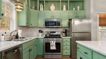 Refrigerador con congelador, microondas, horno y parrilla de estufa