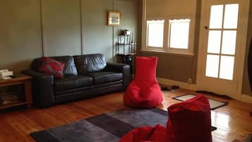 Room | Living room | Flat-screen TV