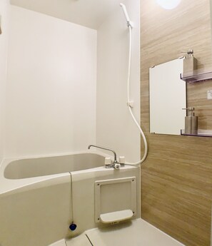 Ein Badezimmer mit einer Badewanne, einer Dusche und einem Waschbecken.
