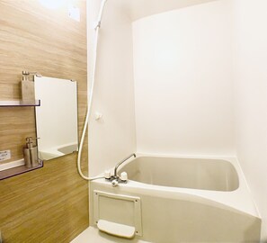 Appartement, 2 chambres | Salle de bain | Baignoire et douche séparées, articles de toilette (gratuits)