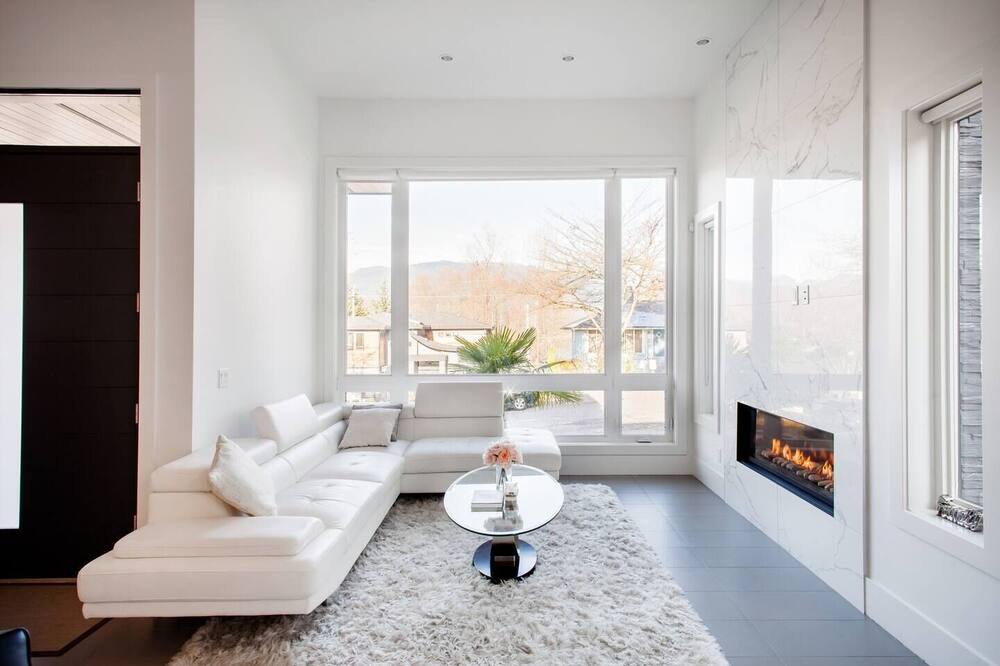 Stunning Contemporary Home with Beautiful Ocean and Mountain Views!
