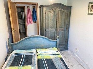 2 bedrooms, travel cot, free WiFi