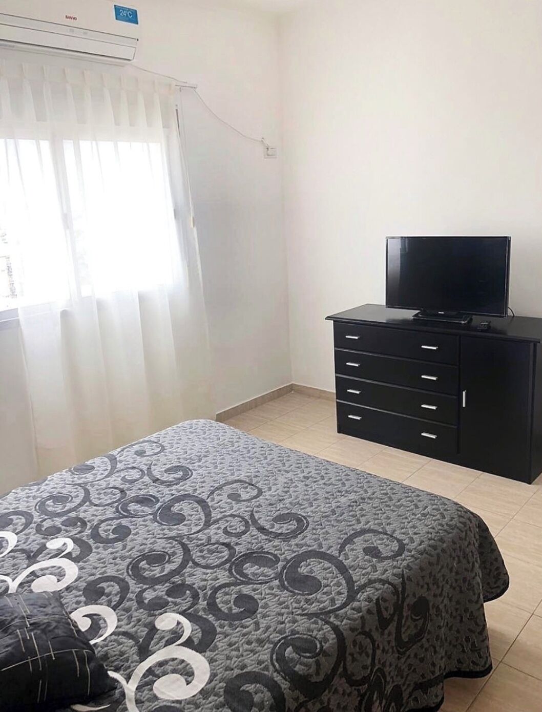 1 室のベッドルーム、WiFi