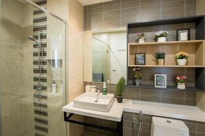Shower, rainfall showerhead, free toiletries, hair dryer - The Robertson Suites Bukit Bintang (Kuala Lumpur)