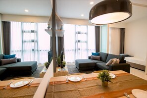 华丽客房 | 起居区 | 40-英寸智能电视（配备卫星频道）、电视、流媒体服务