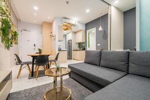 Smart TV 40-inci dengan saluran TV satelit, TV, dan layanan streaming