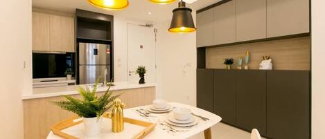 Frigorífico grande, microondas, horno y utensilios de cocina