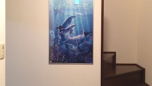 A staircase with a framed picture of dolphins on the wall. - Forestcottage kiki. (Fujiyoshida)